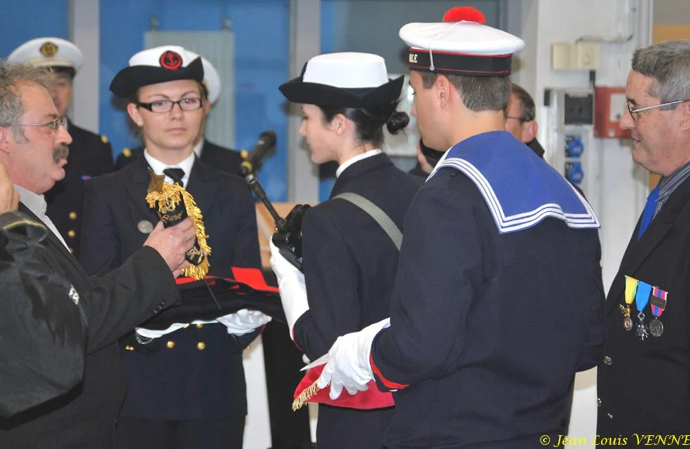 Le maire de La Seyne remet le fanion