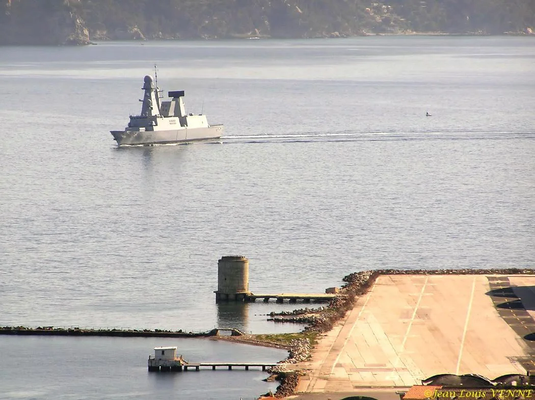 Le Forbin rentre au port