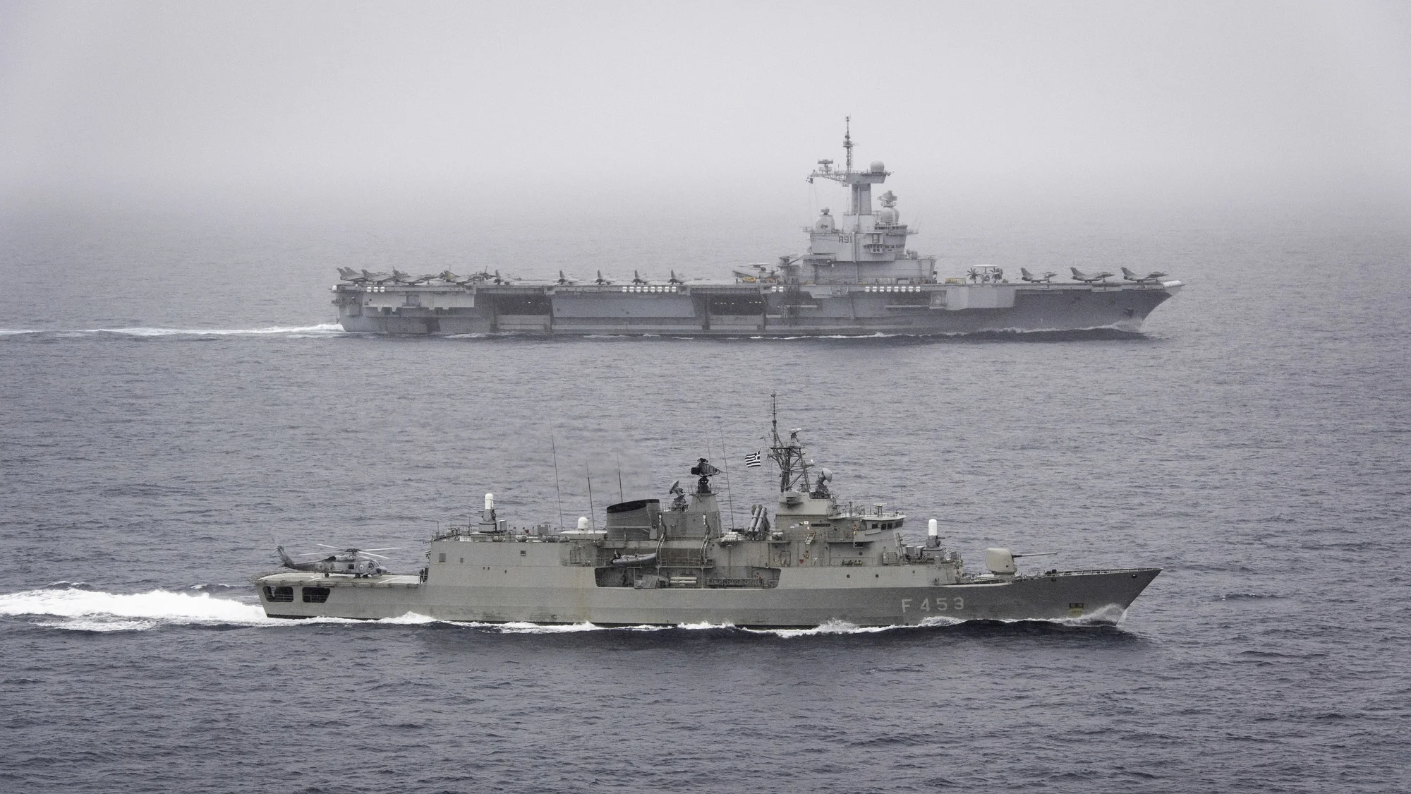Le porte-avions Charles de Gaulle et la frégate grecque HS Spetsai