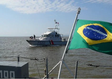 Les marines du Brésil et de France effectuent une patrouille commune sur le fleuve Oyapock
