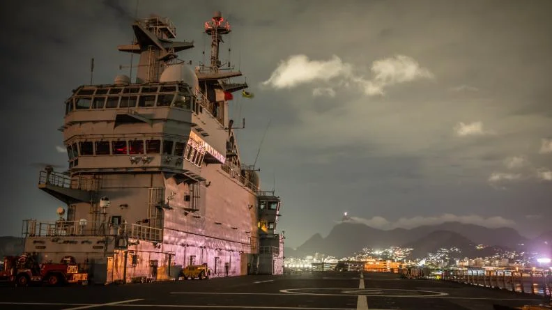 Sur le pont d'envol du porte-hélicoptères Tonnerre