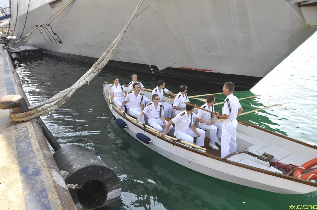 Tradition : le CF Eugène débarque en chaloupe armée par les officiers de l'Aconit
