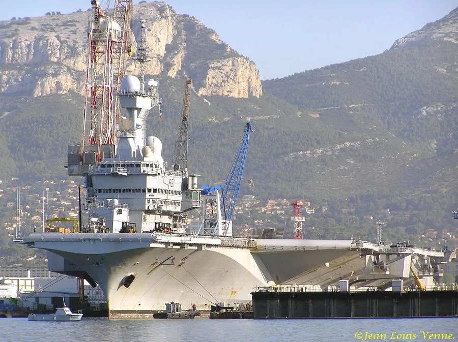 Entrée du Charles de Gaulle au bassin