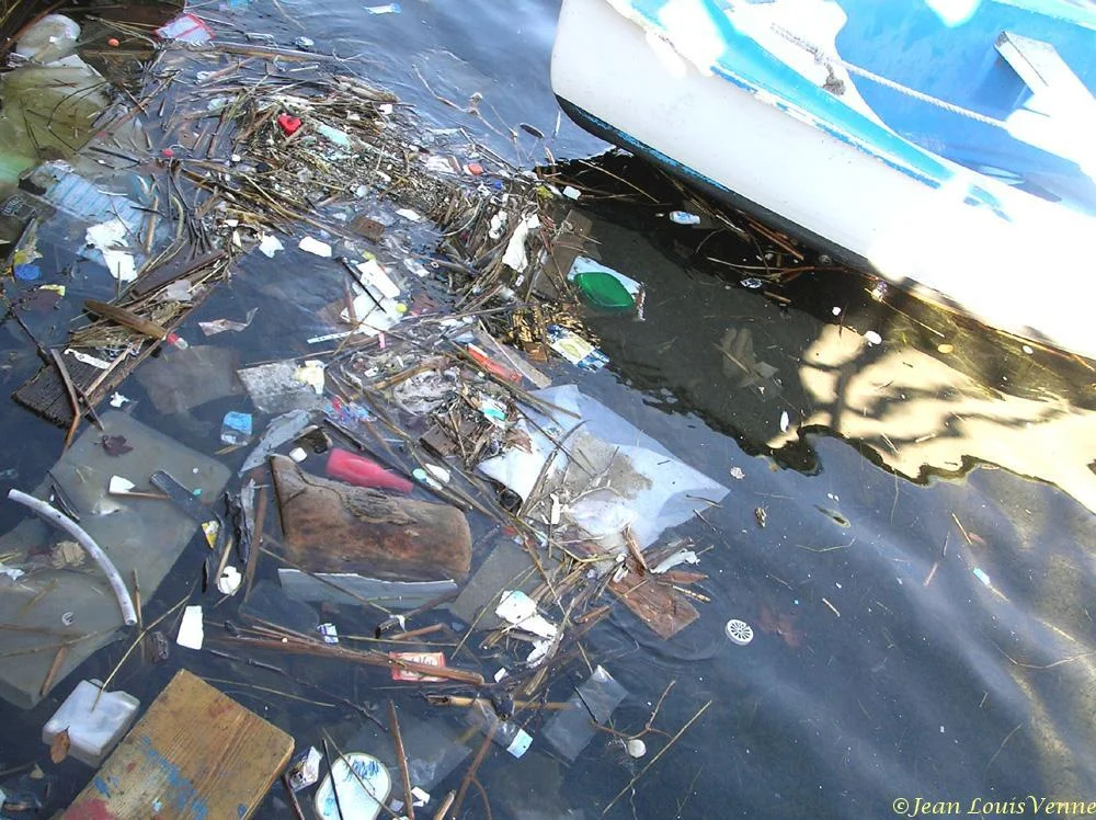 Détritus flottants dans la rade de Toulon