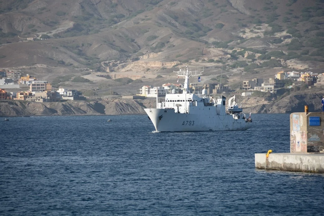 Le Laplace quitte le port de Mindelo