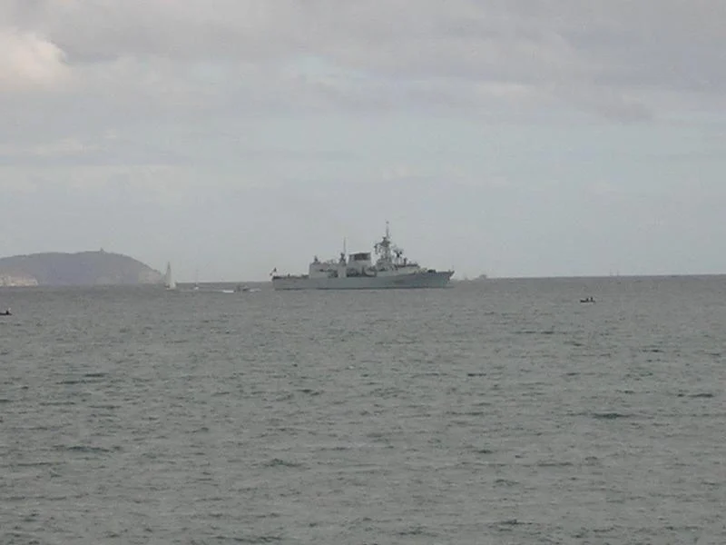 La frégate canadienne Ville de Québec arrive à Toulon