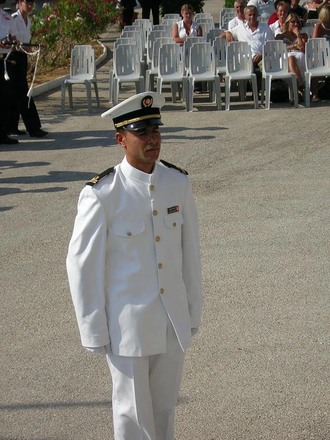 Un stagiaire tunisien reçoit son insigne de plongeur-démineur