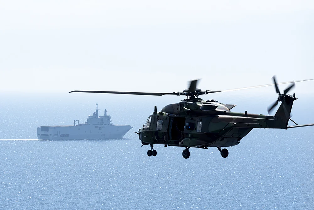 Le porte-hélicoptères amphibie Dixmude