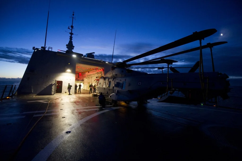 L'hélicoptère Caïman sur la plate-forme aviation