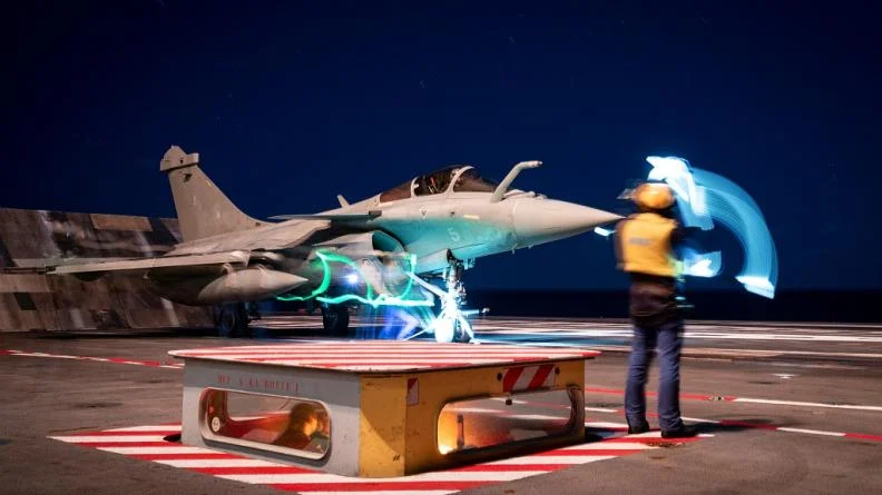 Un Rafale M décolle de nuit