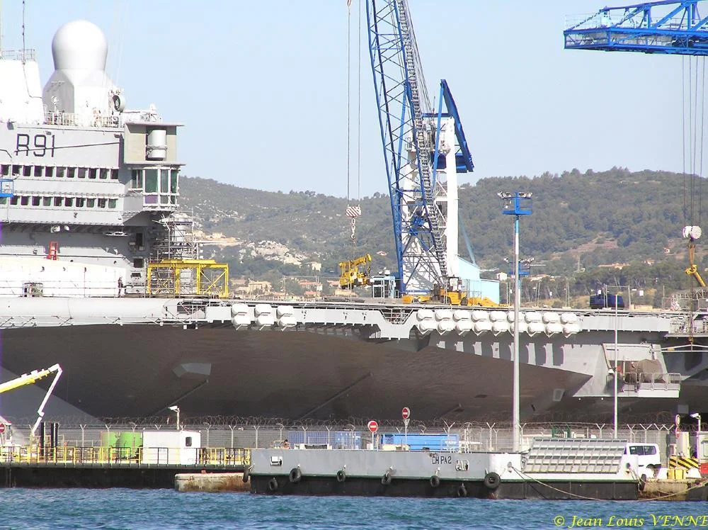 Le porte-avions Charles de Gaulle avant sa sortie de bassin