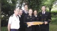 Le commandant de l'Ecole Navale remet le trophée aux gagnants