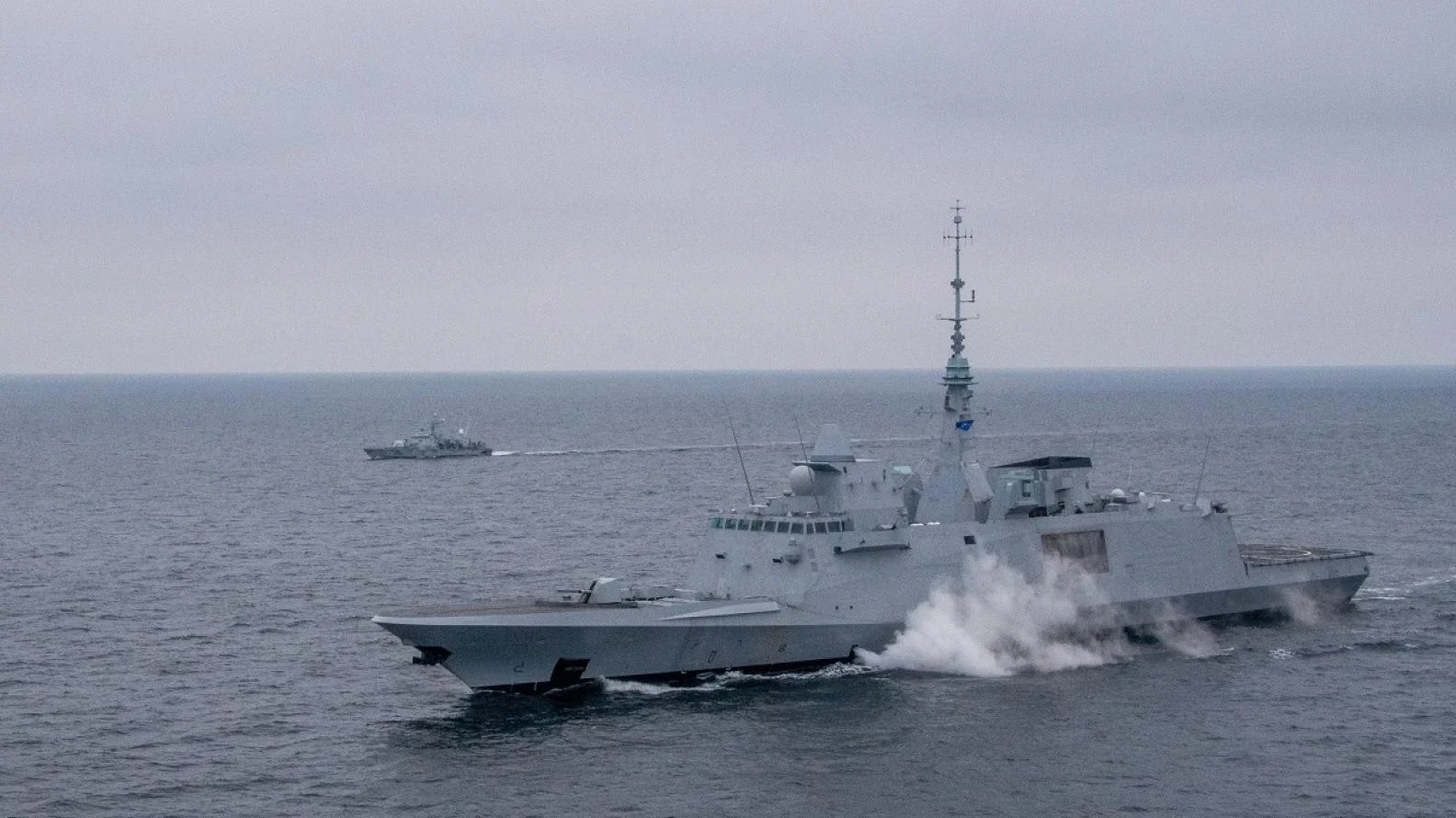 La frégate Aquitaine et un bâtiment suédois