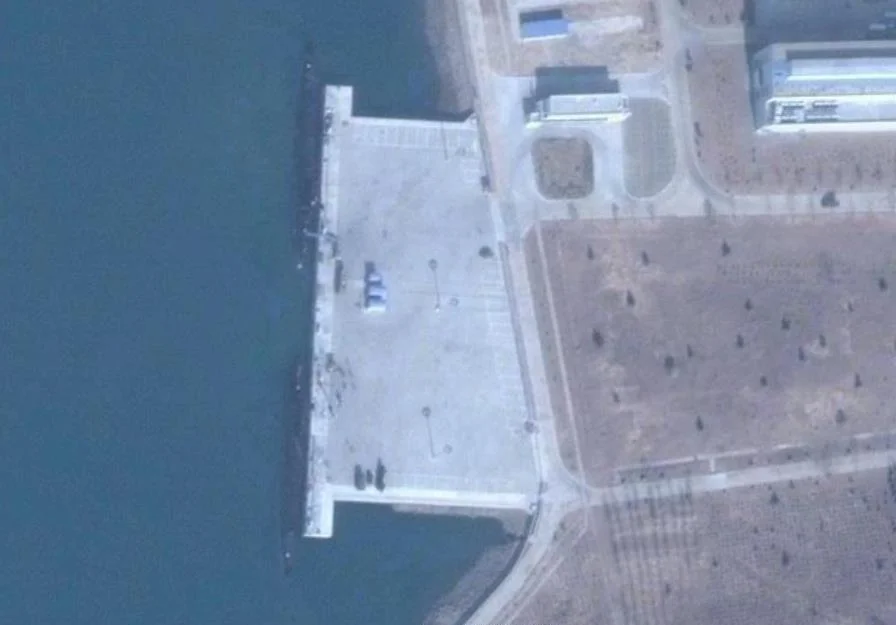 2 sous-marins accostés à l'est