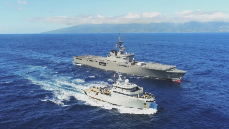 Le bâtiment de soutien Bougainville et le bâtiment amphibie japonais Kunisaki