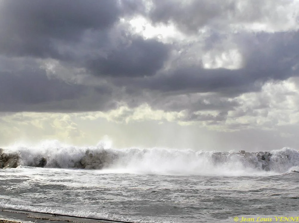Mer agitée sur la plage de St-Elme