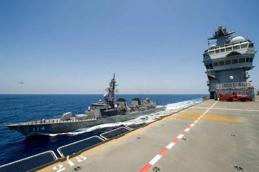 Le BPC Tonnerre et la frégate japonaise Suzunami