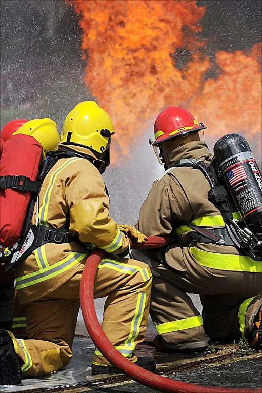 Les marins des 4 marines s'entraînent à la lutte contre les incendies