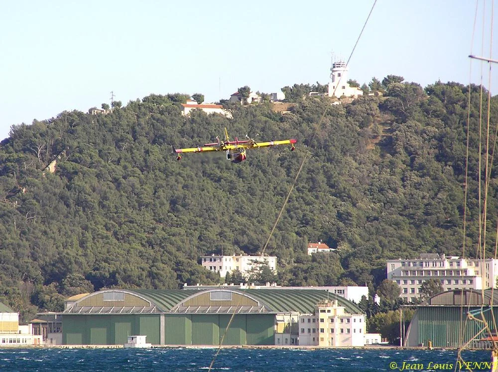 Les Canadairs interviennent au-dessus de Saint Mandrier