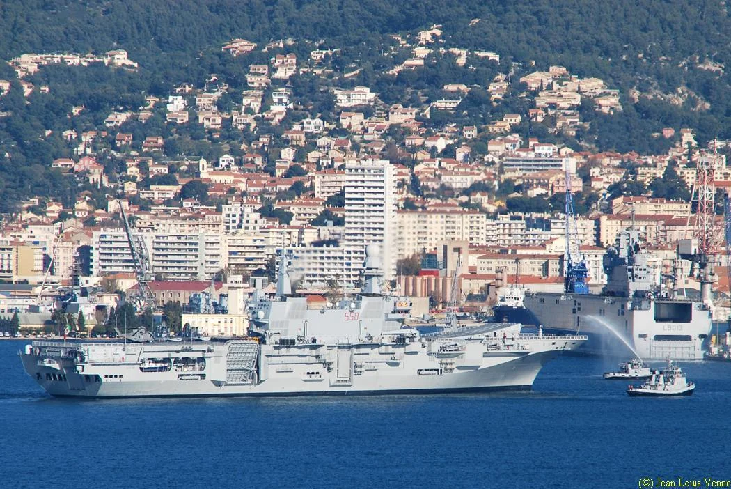 Arrivée à Toulon du porte-aéronefs italien Cavour