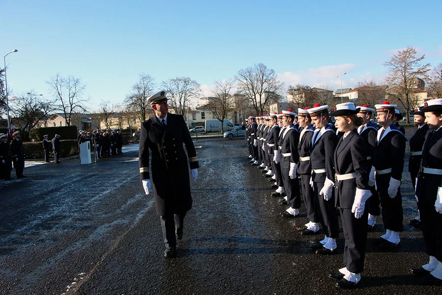 Le commandant du Cassard passe en revue les stagiaires de la PMM Dijon