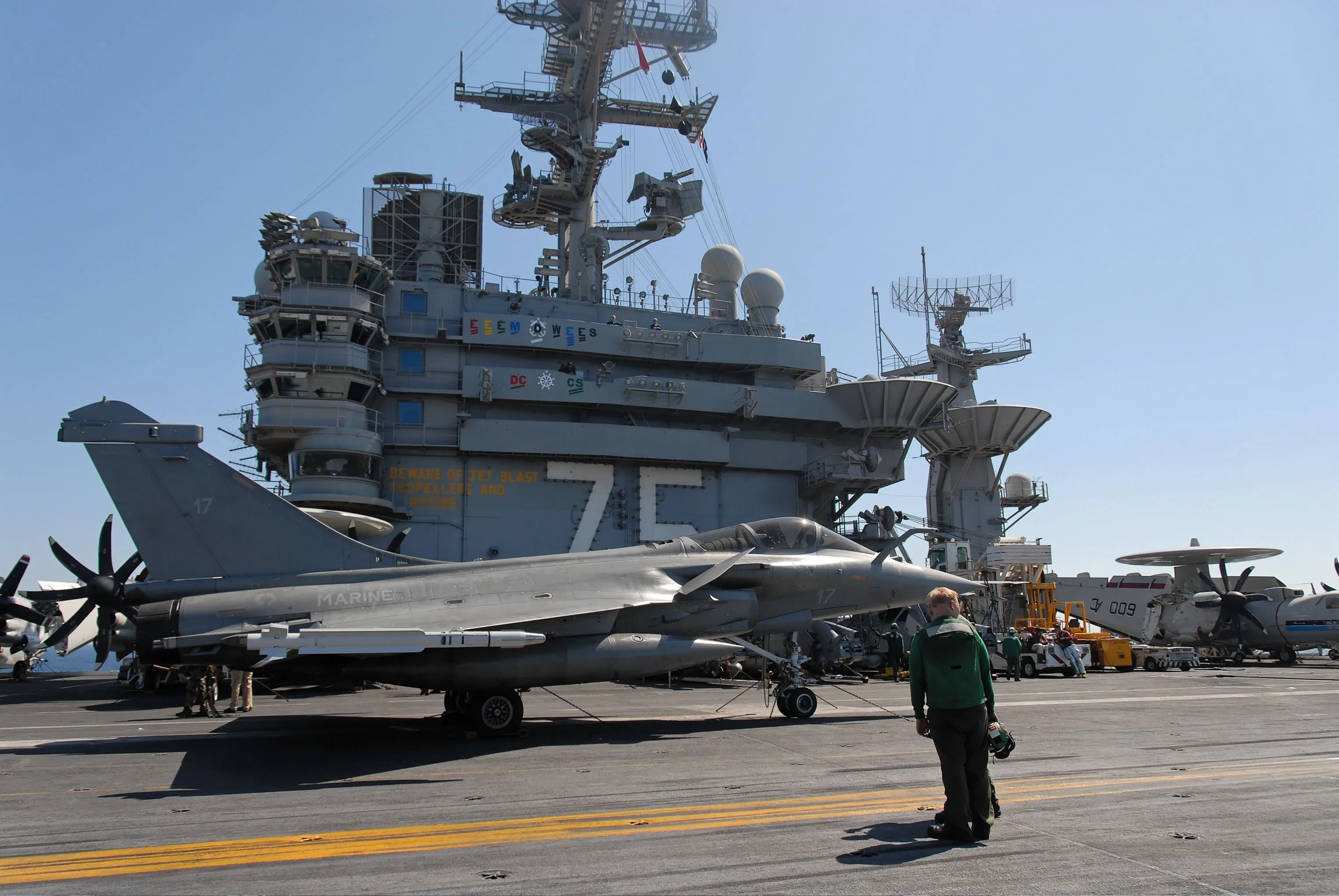Un Rafale sur le porte-avions USS Truman