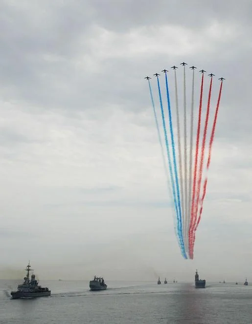 La patrouille de France survole les bâtiments de la revue