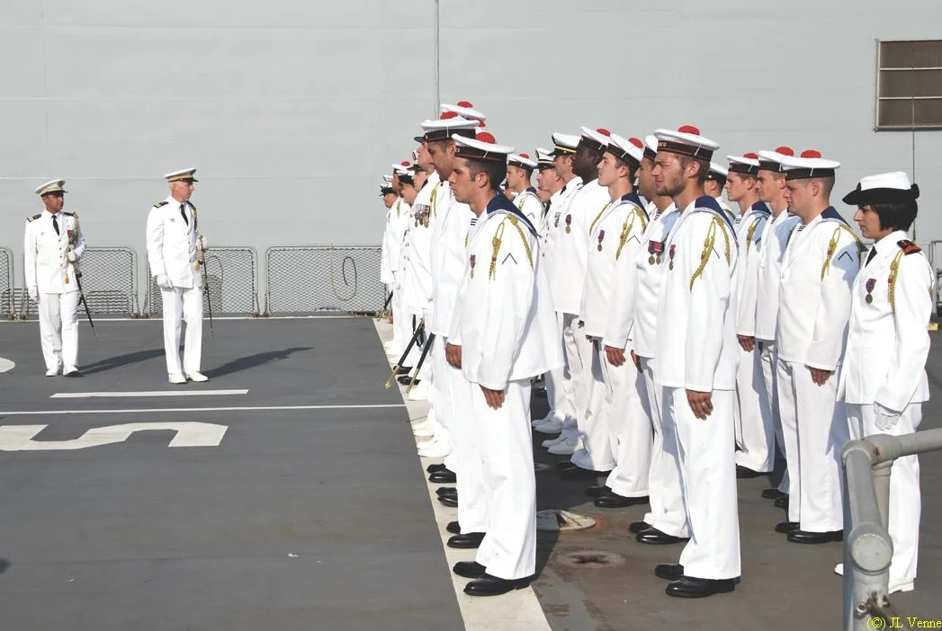 Le nouveau commandant passe l'équipage en revue