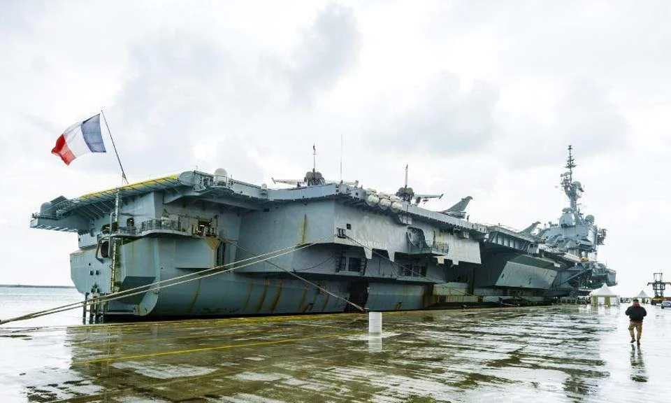 Le porte-avions Charles de Gaulle dans le port de Limassol (Chypre)