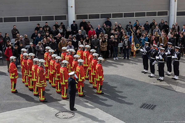 Remise de casque à une nouvelle promotion de marins-pompiers