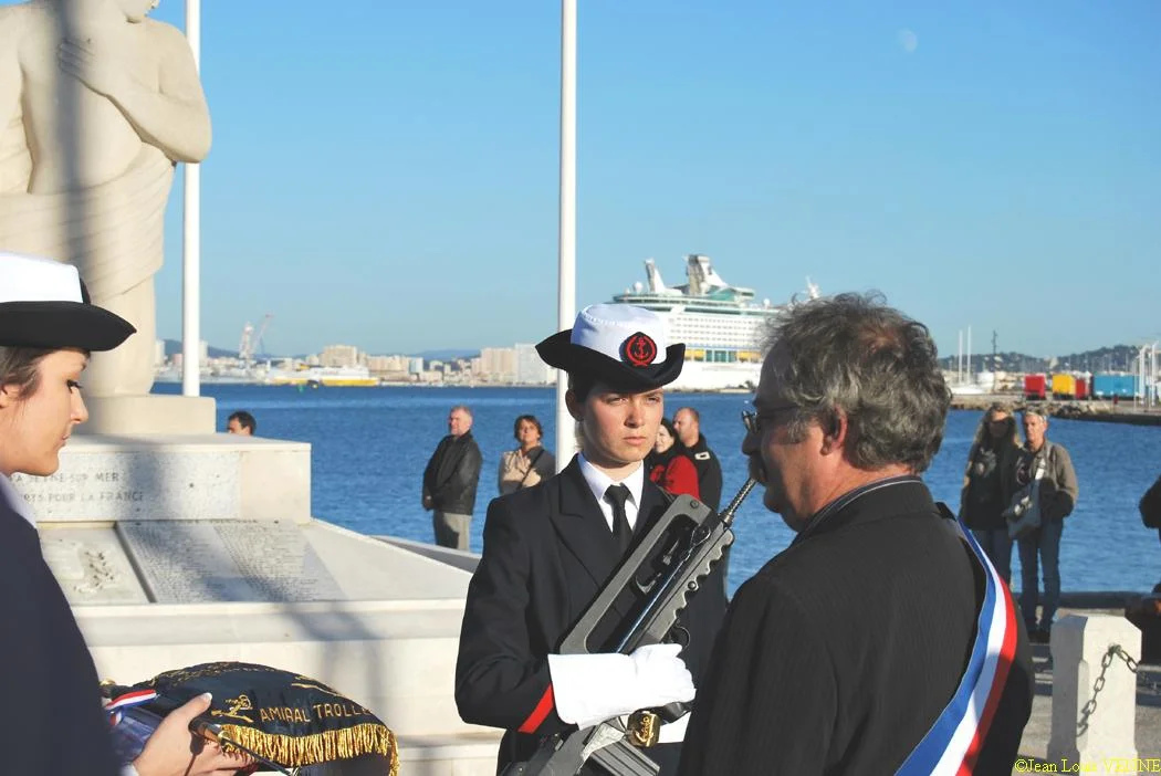 M. le maire devant le fanion