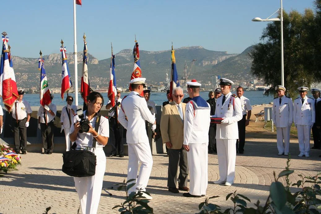 Le VAE Guillou remet sa fourragère au plus jeune de l'équipage