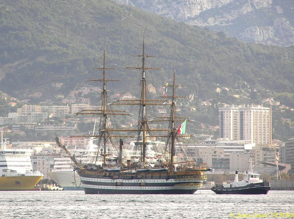 Le voilier école italien Amérigo Vespucci arrive à Toulon