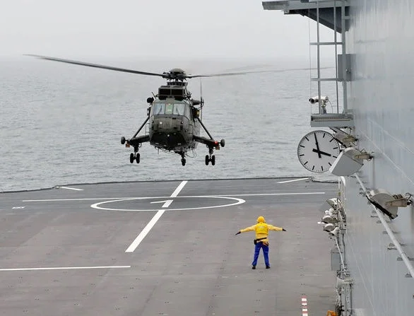 Un hélicoptère britannique Sea King à bord du BPC Dixmude