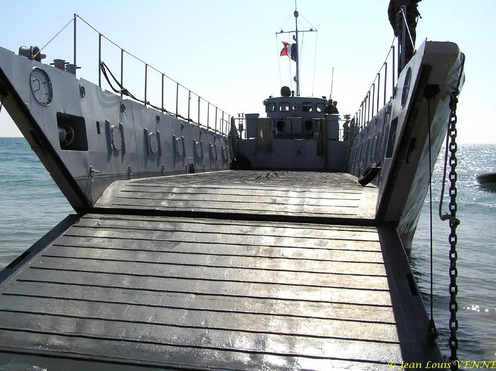 La flottille amphibie s'entraîne sur la plage des Sablettes