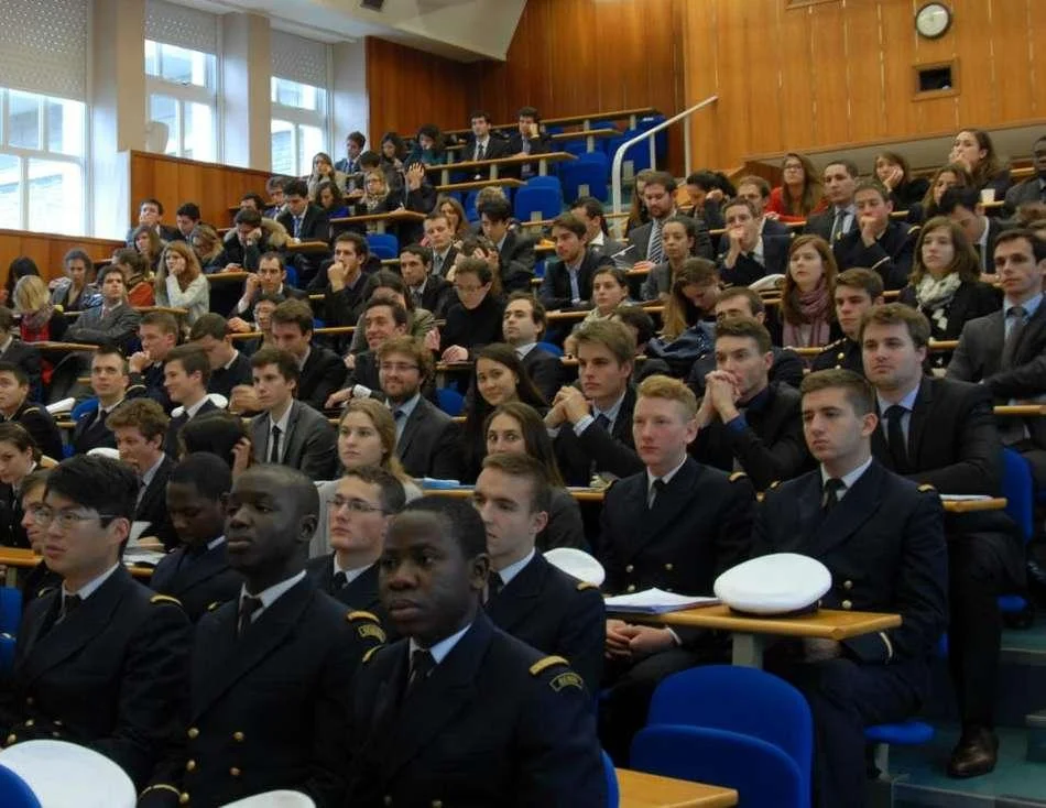 Des élèves d’HEC Entrepreneurs à l’École navale