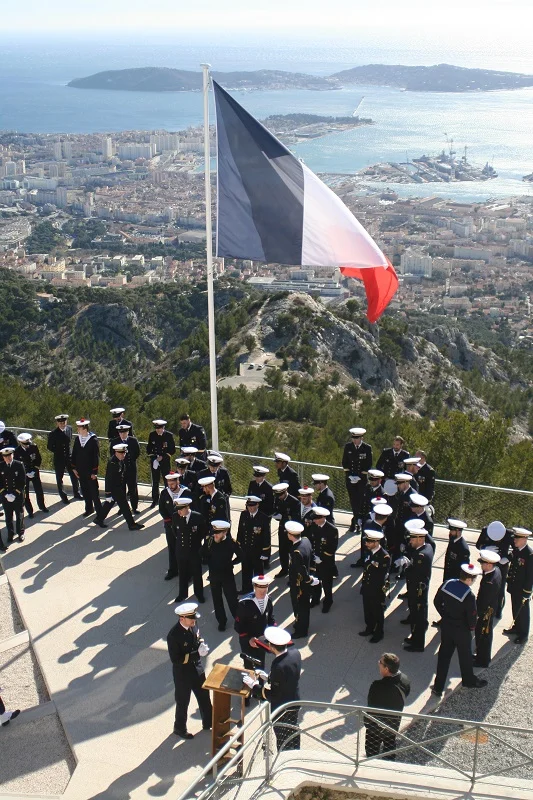 L'équipage bleu du sous-marin Perle rassemblé sur le Mt Faron