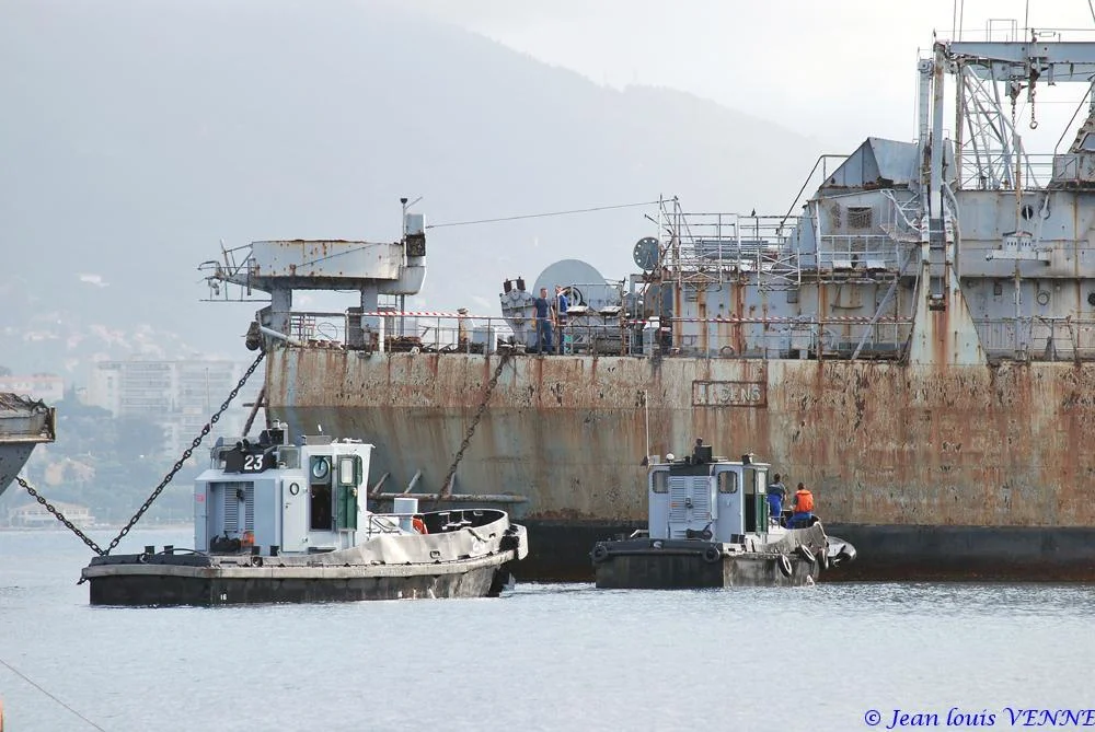 La coque de l’ex-Argens transférée à la base navale de Toulon