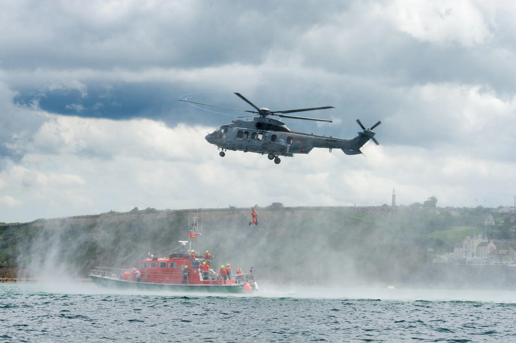 Démonstration de treuillage par un hélicoptère Caïman EC-225