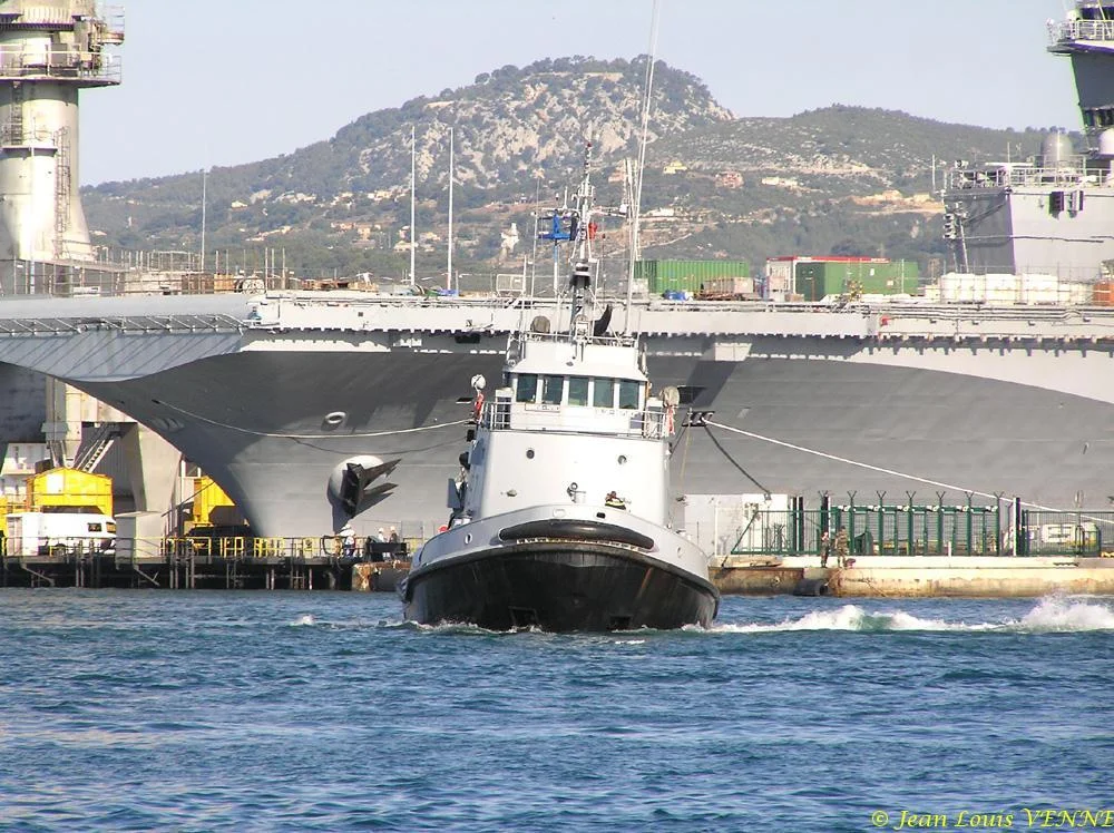 Le porte-avions Charles de Gaulle avant sa sortie de bassin