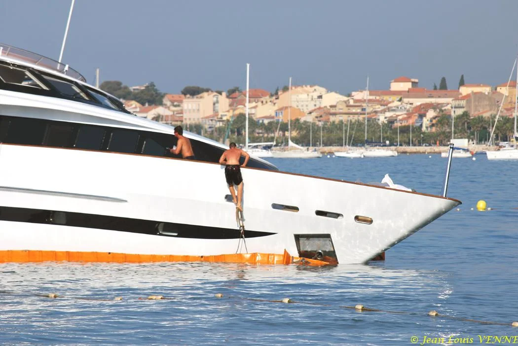 Des membres de l'équipage montent à bord du 