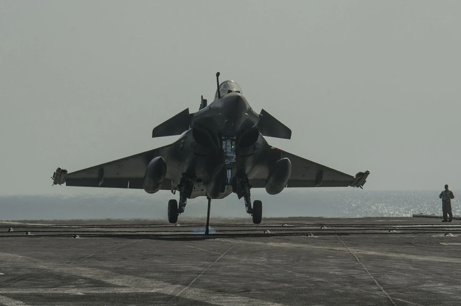 Un Rafale Marine apponte sur le porte-avions américain USS Carl Vinson