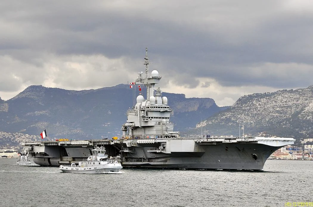 Le porte-avions Charles de Gaulle appareille pour la mission Harmattan
