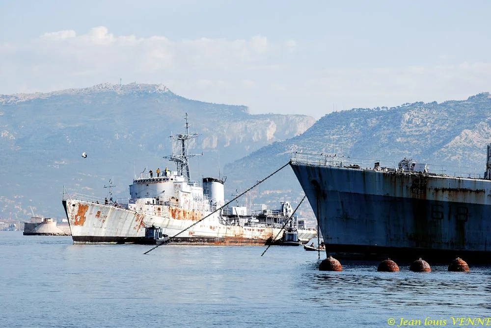 La coque de l’ex-aviso escorteur Commandant Rivière transférée de Saint-Mandrier à la base navale de Toulon