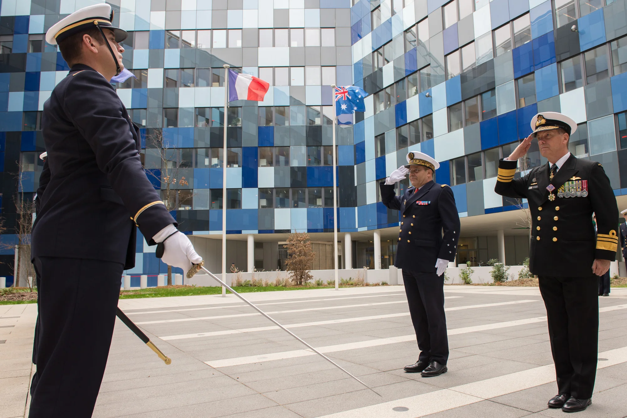 Le chef d’état-major de la Marine reçoit son homologue australien à Balard