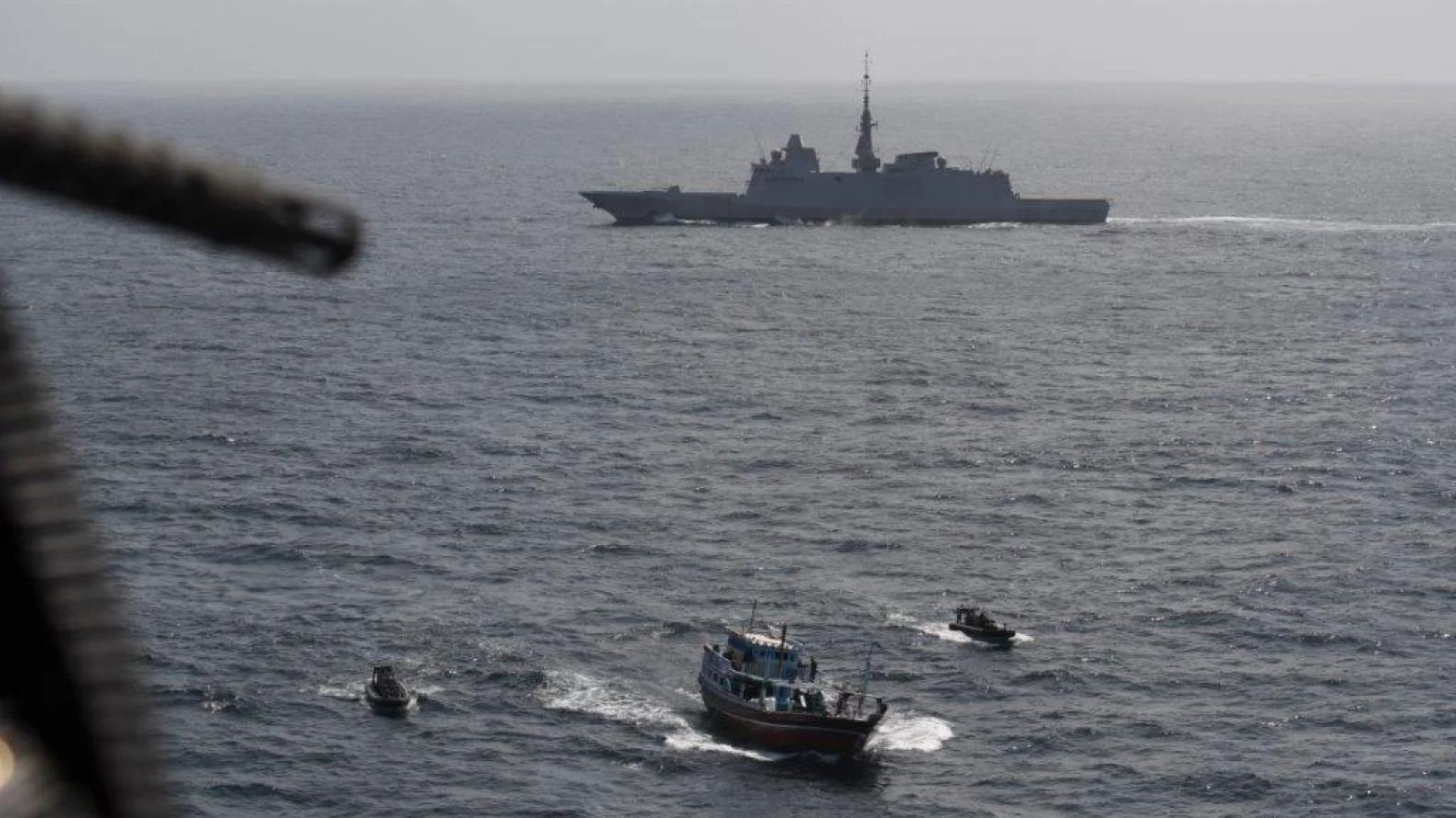 La frégate Alsace intercepte un boutre