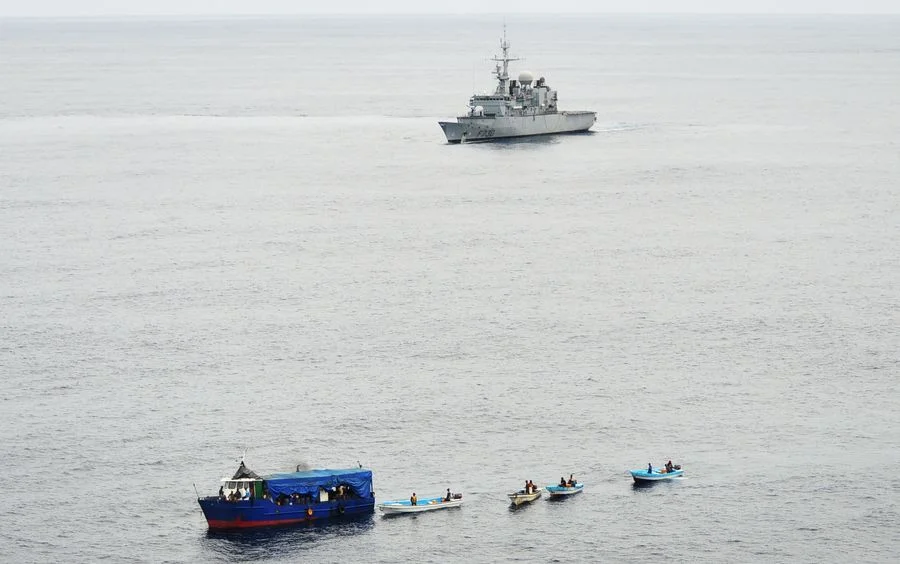 La frégate Floréal effectue une visite de surveillance des pêches