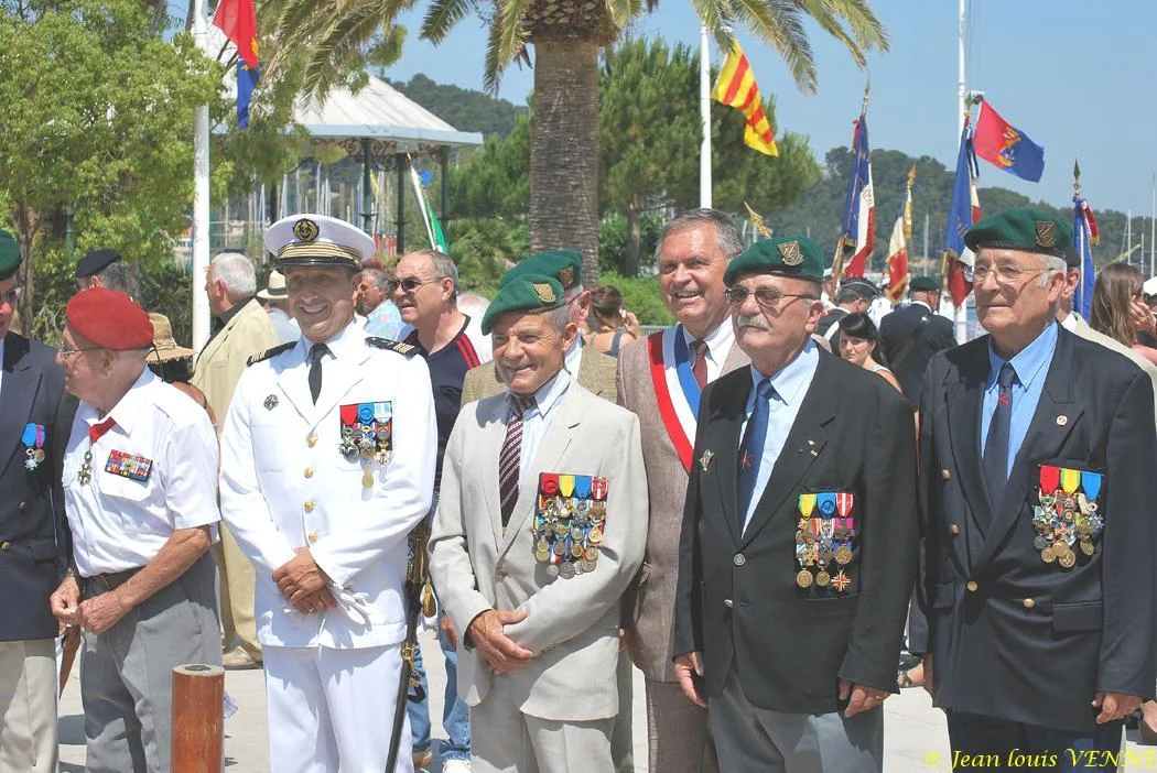 Le commandant entouré par les anciens combattants