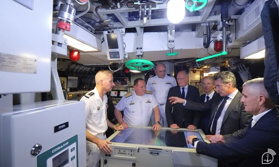 L'ancien Premier ministre Edouard Philippe et la délégation à bord du sous-marin brésilien « Humaitá »