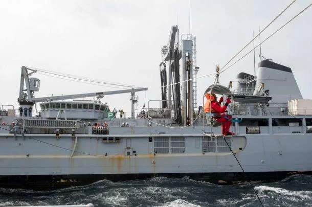 La Somme et le Latouche Tréville en mer de Norvège : transfert de personnel par chaise